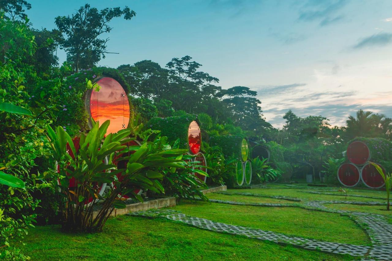 Arenal Backpackers Resort La Fortuna Exterior foto The "Garden of the Sun" at the resort