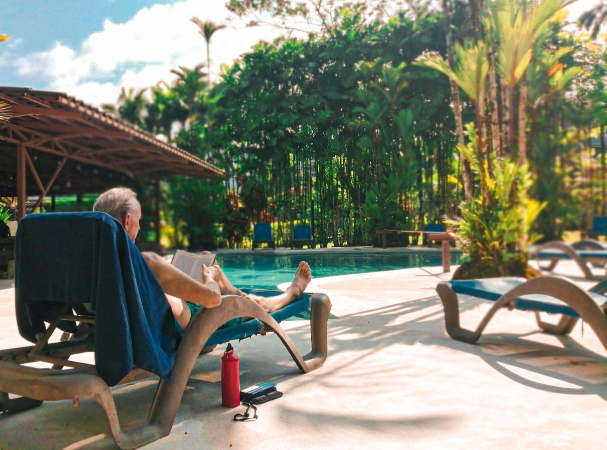 Arenal Backpackers Resort La Fortuna Exterior foto A man relaxing at a resort