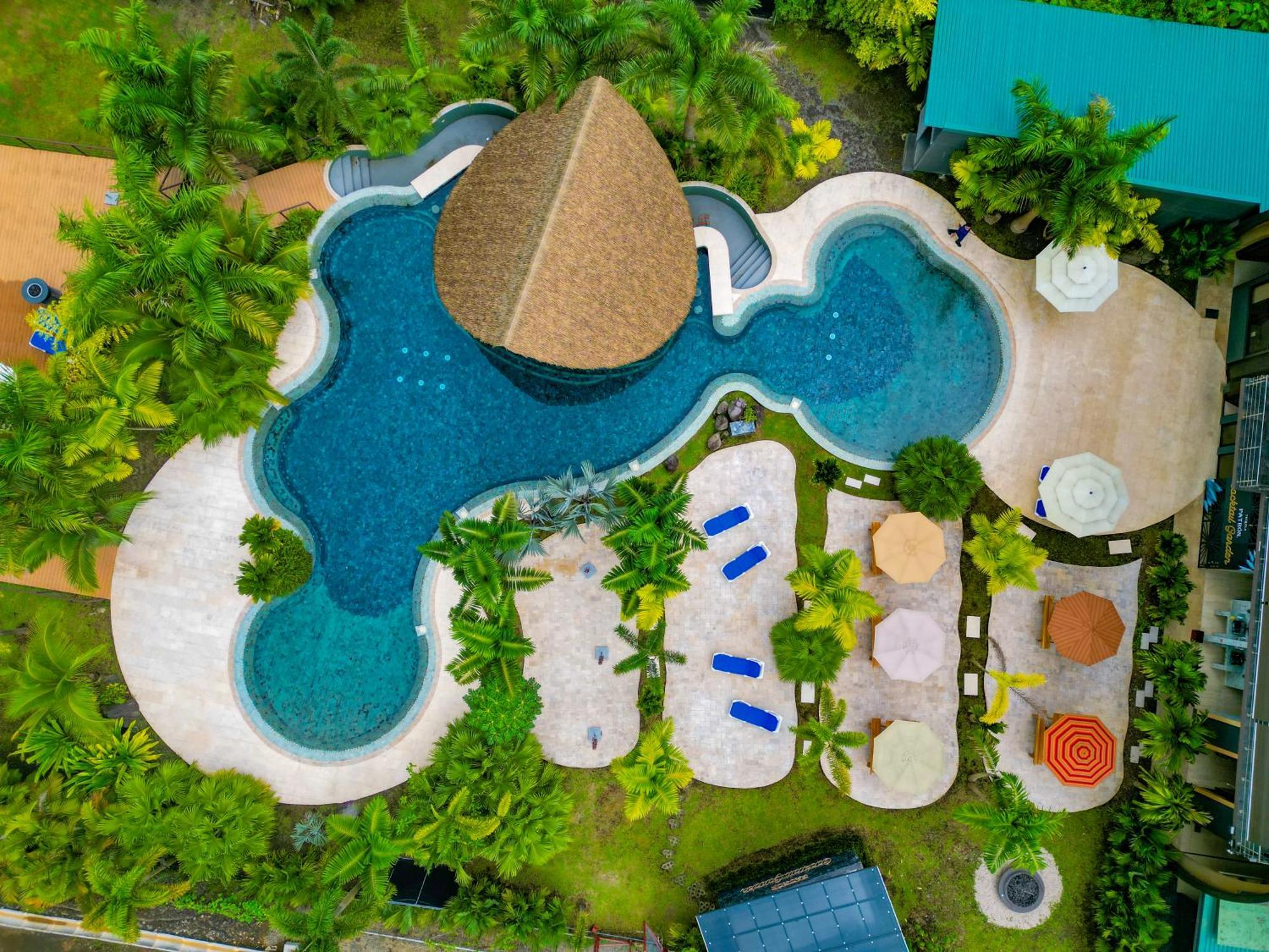 Arenal Backpackers Resort La Fortuna Exterior foto Aerial view of the resort