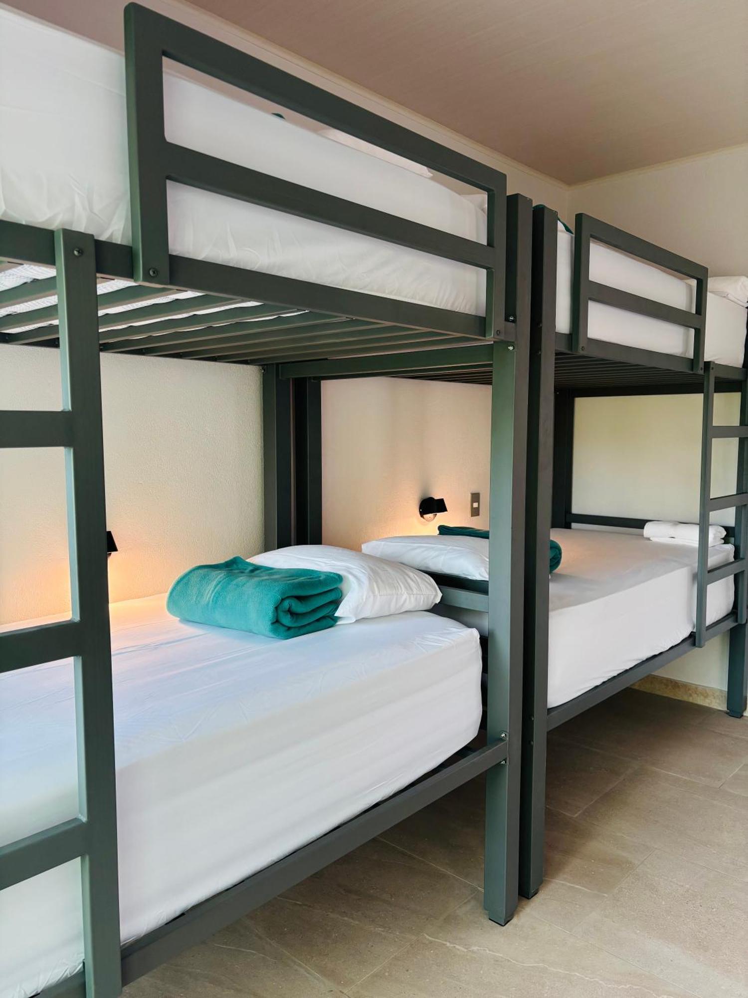 Arenal Backpackers Resort La Fortuna Exterior foto Bunk beds in a hostel