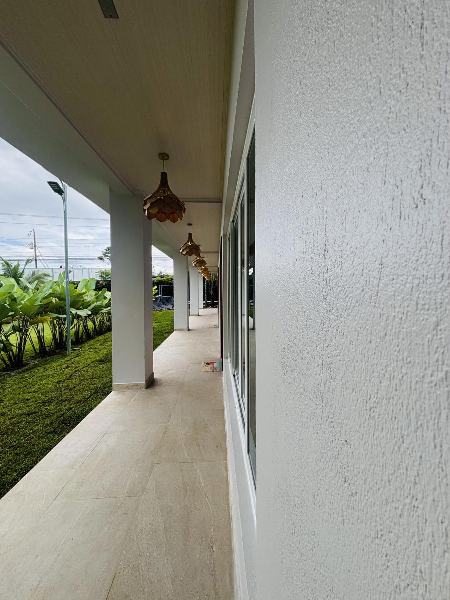 Arenal Backpackers Resort La Fortuna Exterior foto The corridor of the school